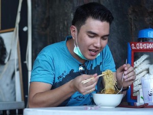 Aldi Taher, Si Penjual Kontroversi