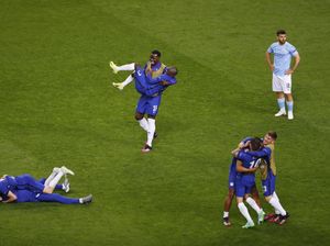 Chelsea Juara Liga Champions, Kante Diangkat-angkat