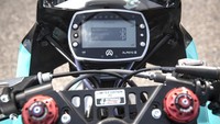 Di kokpit, dasbor digital Alfano memiliki fitur konektivitas Bluetooth dan GPS untuk merekam waktu putaran. Hadir dengan nomor edisi yang terukir di triple clamp, setiap motor GP-0 PSRT MiniGP dilengkapi dengan sepasang penghangat ban PSRT khusus, serta dudukan motor depan dan belakang. Foto: Paultan