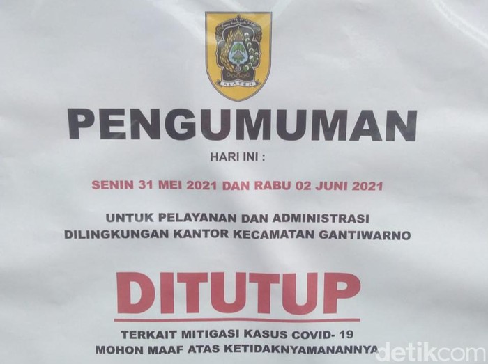 Pengumuman kantor Kecamatan Gantiwarno, Klaten ditutup, Minggu (30/5/2021).