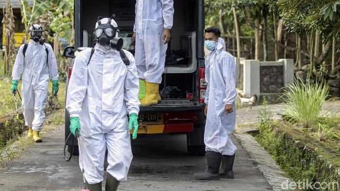 Penyemprotan Disinfektan untuk Cegah Klaster Kampung Penyemprotan disinfektan dilakukan di tiga kampung di Kabupaten Sleman. Hal ini guna pencegahan penyebaran COVID-19 klaster kampung.