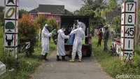 Anggota Brimob Polda D.I Yogyakarta menyemprotkan disinfektan di Pedukuhan Ngaglik, Caturharjo, Sleman, D.I Yogyakarta, Sabtu (29/5/2021) kemarin.