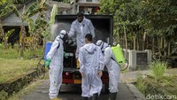 Penyemprotan disinfektan ini guna pencegahan penyebaran COVID-19 klaster kampung.