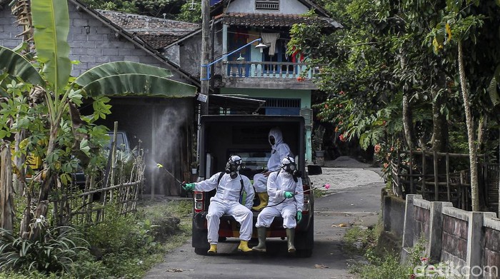 Penyemprotan Disinfektan untuk Cegah Klaster Kampung Penyemprotan disinfektan dilakukan di tiga kampung di Kabupaten Sleman. Hal ini guna pencegahan penyebaran COVID-19 klaster kampung.