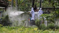 Brimob Polda D.I Yogyakarta melakukan penyemprotan disinfektan di tiga kampung yang berada di Kabupaten Sleman.
