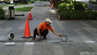 Perbaikan tersebut, karena kondisi keramik rusak dan terkelupas.