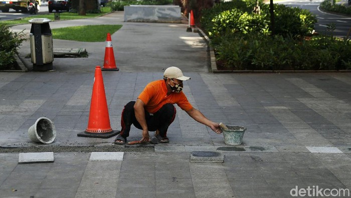 Perbaikan Fasilitas di Kolong JLNT Casablanca Sejumlah fasilitas di kolong JLNT Casablanca, Jakarta, yang rusak mulai diperbaiki. Hal ini guna memberikan kenyamanan bagi pejalan kaki.