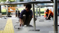 Keramik yang rusak atau terkelupas langsung diganti.