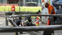 Dikhawatirkan, jika tidak segera diperbaiki bisa membahayakan orang yang melintas.