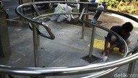 Sejumlah pekerja tengah memperbaiki fasilitas jalur penyeberangan orang yang berada di bawah kolong jembatan JLNT Casablanca, Jakarta, Minggu (30/05/2021).