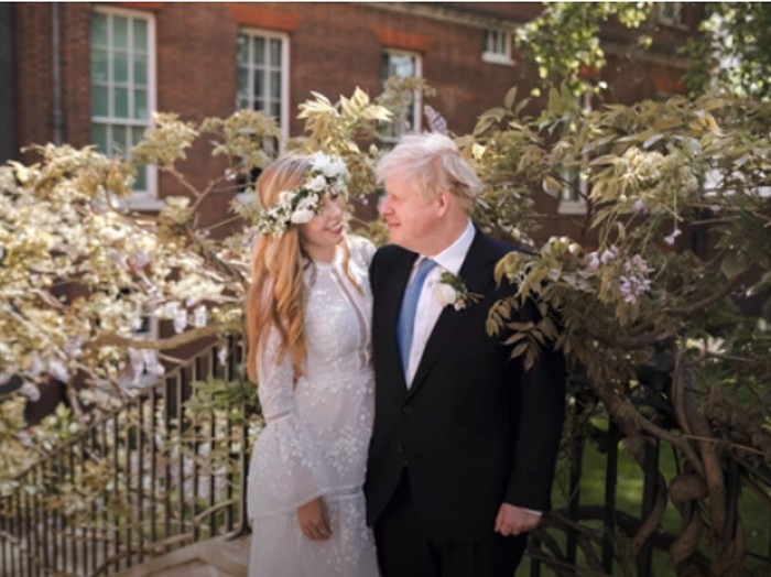 PM Inggris Boris Johnson Nikahi Tunangannya di London Perdana Menteri Inggris, Boris Johnson (56), menikahi tunangannya Carrie Symonds (33) dalam sebuah acara tertutup di London, Sabtu (29/5). Pernikahan ini akan menjadi yang pertama bagi Symonds dan yang ketiga bagi Johnson.