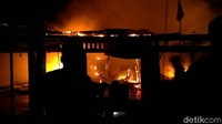 5 Ruko dan 6 rumah kontrakan milik warga hangus terbakar.
