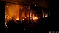 Api berhasil dipadamkan sekitar pukul 21.05 WIB.