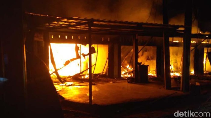 Kebakaran melanda rumah toko (Ruko) hingga kontrakan di Pekanbaru, Riau. Akibatnya, ada 5 Ruko dan 6 rumah kontrakan hangus dilahap si jago merah.