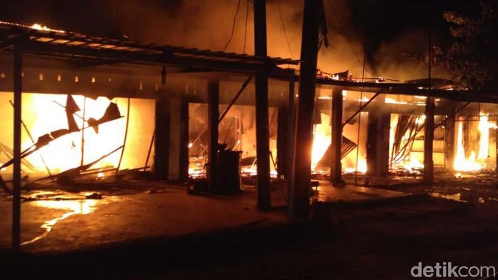 Potret Kebakaran yang Hanguskan 5 Ruko dan 6 Kontrakan di Pekanbaru Kebakaran melanda rumah toko (Ruko) hingga kontrakan di Pekanbaru, Riau. Akibatnya, ada 5 Ruko dan 6 rumah kontrakan hangus dilahap si jago merah.