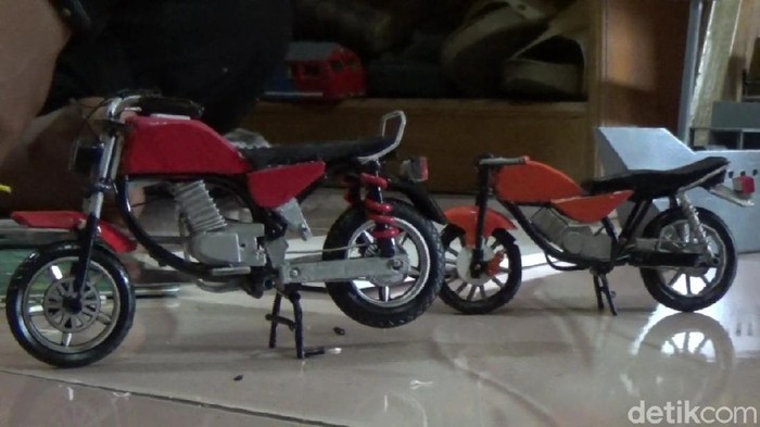 Pria Purwakarta menyulap limbah menjadi miniatur motor hingga kereta