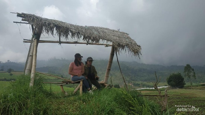 Saung Tempat Kami Beristirahat Sambil Menikmati Permadani Alam Brakseng