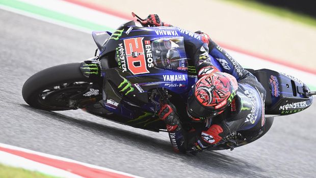 SCARPERIA, ITALY - MAY 29:  Fabio Quartararo of France and Monster Energy Yamaha MotoGP Team rounds the bend  during the MotoGP Of Italy - Qualifying at Mugello Circuit on May 29, 2021 in Scarperia, Italy. (Photo by Mirco Lazzari gp/Getty Images)