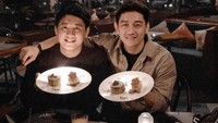 Tak hanya mengabadikan momen-momen seru dengan Citra. Ifan juga sering mengunggah kebersamaannya dengan keluarga. Ini foto Ifan dan sang saudara, saat merayakan ulang tahun bersama di salah satu restoran. Foto: Instagram @ifanseventeen & @citra_monica