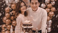 Rayakan ulang tahun sang istri, Ifan berikan kejutan spesial berupa kue cokelat dengan hiasan serba mewah yang membuat Citra tersenyum senang. Foto: Instagram @ifanseventeen & @citra_monica