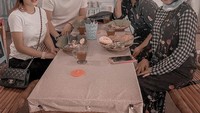 Meski mendiang istri sudah tiada, tapi Ifan tetap menjaga hubungan baik dengan ibu dari mendiang Dylan. Bahkan Citra juga ikut menemani acara makan siang ini. Foto: Instagram @ifanseventeen & @citra_monica
