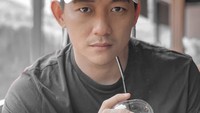 Sama seperti Citra, Ifan rupanya juga hobi ngopi dan nongkrong di kafe kekinian. Keduanya tampak awet muda ya. Foto: Instagram @ifanseventeen & @citra_monica