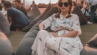 Berlibur ke Bali, Citra lebih memilih duduk santai sambil menikmati aneka cemilan khas Western sambil menikmati pemandangan laut lepas di Bali. Foto: Instagram @ifanseventeen & @citra_monica