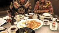 Nah kalau foto yang satu ini jadi momen Ifan makan malam bersama Menteri Perhubungan, Budi Karya Sumadi.  Foto: Instagram @ifanseventeen & @citra_monica