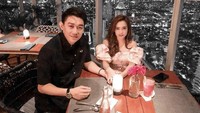 Sudah resmi menjadi sepasang suami istri, penyanyi Ifan Seventeen dan Citra Monica tak bisa menutupi kebahagiaan mereka. Sebelumnya mereka juga sering membagikan momen romantis di Instagram masing-masing. Foto: Instagram @ifanseventeen & @citra_monica