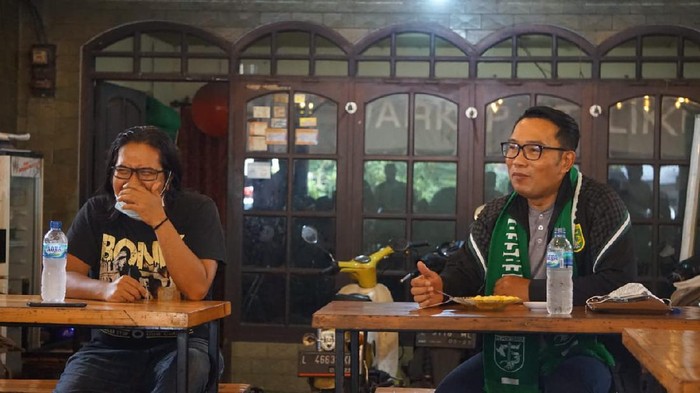 Ridwan Kamil bertemu bonek