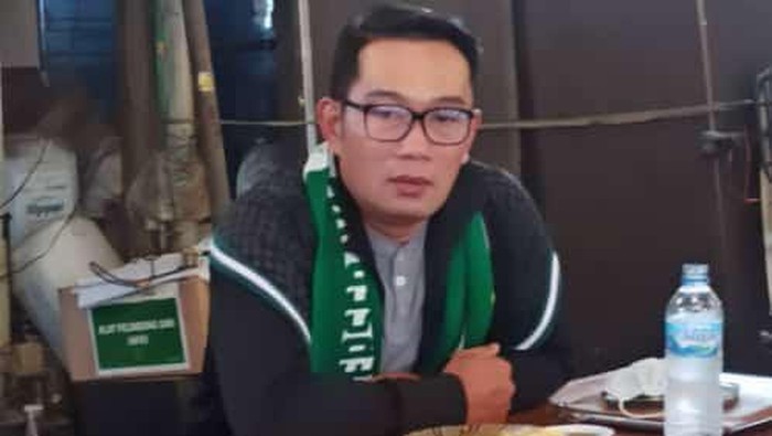 Ridwan Kamil bertemu bonek