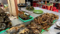 Jangan ngiler ketika masuk ke RM Ampera 2 Tak, kamu akan disambut dengan meja panjang berisi aneka lauk siap saji. Menu makanan di sini sebenarnya bisa ditemukan di warung nasi khas Sunda lainnya, tapi sensasi pilih-pilih lauk murah membuat orang rela mengantre untuk bisa makan di sini. Foto: detikFood