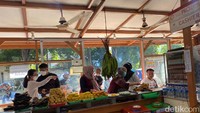 Setelah memilih lauk di meja prasmanan, nantinya para pegawai akan menggoreng sebentar semua lauk yang dipesan. Kemudian baru diantarkan ke meja pengunjung. Jangan lupa pesan juga sayur asem dan sambal dadak yang jadi menu wajib di sini. Foto: detikFood