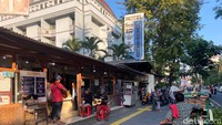 Berdiri sejak tahun 2008, RM Ampera 2 Tak memiliki banyak cabang di daerah Jakarta dan sekitarnya. Tapi yang paling populer dan banyak dikunjungi, adalah cabang RM Ampera 2 Tak di Cikini, Menteng, Jakarta Pusat. Foto: detikFood