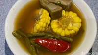 Banyak orang yang makan di RM Ampera 2 Tak hanya untuk mengincar sayur asemnya saja. Sayur asem di sini seporsi harganya hanya Rp 8.000, bisa diambil sendiri sebanyak yang diinginkan. Isian dari sayur asem di sini cukup lengkap, potongan jagung, melinjo, kacang panjang dan nangka muda. Foto: detikFood