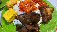 Paduan paru (Rp 15.000) dan empal sapi (Rp 16.000) jadi menu populer yang paling banyak dipesan di sini. Menu pelengkap lainnya ada tahu (Rp 3.000) dan tempe (Rp 3.000). Semua lauk digoreng hingga garing dan disajikan panas-panas. Foto: detikFood