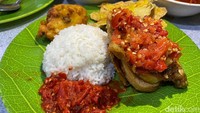 Bagi yang tak suka makan paru atau ikan, pesan saja ayam goreng (Rp 16.000) yang tak kalah laris. Di sini ayam diungkep dengan bumbu kuning kemudian digoreng sebentar, jadi warna kuningnya itu masih terlihat ketika disajikan. Foto: detikFood