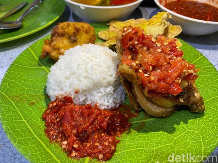 Makan Puas Ayam Goreng Sambal Dadak di Restoran Prasmanan Khas Sunda
