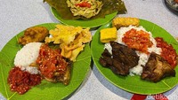 Nasi putih (Rp 7.000) di sini bisa diambil sendiri sebanyak-banyaknya, cocok sekali bagi yang lapar berat. Jenis sambalnya juga tak kalah menarik, ada sambal terasi yang tidak pedas, disajikan di setiap meja dengan lalapan. Kemudian ada sambal dadak (Rp 10.000) yang harus dipesan terpisah. Foto: detikFood