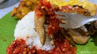 Ayam gorengnya meski tidak digoreng sampai garing tapi ternyata di situ titik kelezatannya. Rasa bumbu kuningnya justru semakin kuat ketika dimakan, rasa daging ayamnya juga jadi lebih ‘juicy’ dan bikin selera makan meningkat. Foto: detikFood