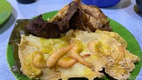 Lengkap dengan lauk lainnya seperti bakwan jagung (Rp 3.000), rempeyek udang (Rp 6.000), dan pepes jamur (Rp 6.000). Foto: detikFood