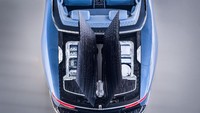Boat Tail dipilih karena terinspirasi dari kapal pesiar yacht J Class. Bagian kapal pesiar yang diambil di mobil itu adalah lambung kapal. Warna mobil juga diambil dari warna laut, biru. Foto: Rolls-Royce