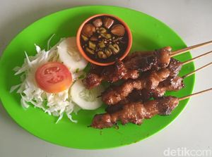 Sate Lele yang Gurih Enak Ini Dibuat dari Lele Jumbo yang Tak Terjual