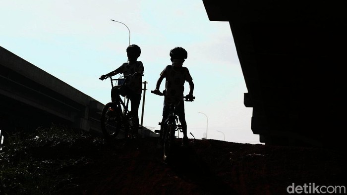 Serunya Anak-anak Jajal Pump Track di Kolong Jembatan Becakayu Fasilitas pump track untuk sepeda dibangun di kolong jembatan Becakayu Kalimalang, Jakarta. Anak-anak pun tampak menjajal lintasan tersebut.