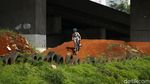 Serunya Anak-anak Jajal Pump Track di Kolong Jembatan Tol Becakayu