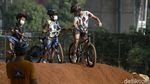 Serunya Anak-anak Jajal Pump Track di Kolong Jembatan Tol Becakayu