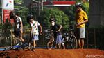 Serunya Anak-anak Jajal Pump Track di Kolong Jembatan Tol Becakayu