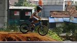 Serunya Anak-anak Jajal Pump Track di Kolong Jembatan Tol Becakayu