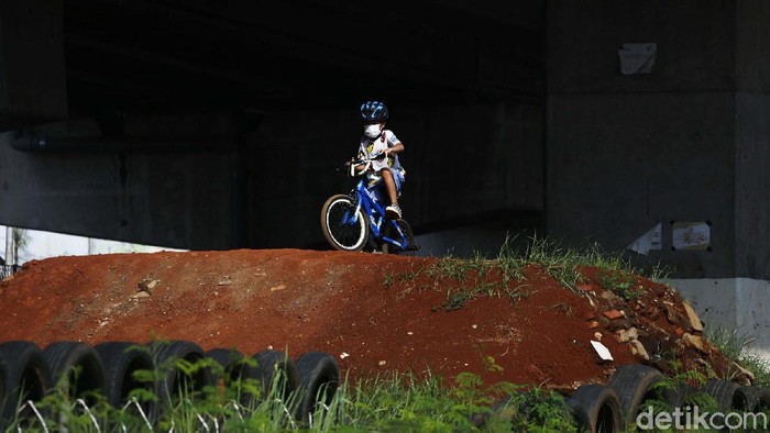 Fasilitas pump track untuk sepeda dibangun di kolong jembatan Becakayu Kalimalang, Jakarta. Anak-anak pun tampak menjajal lintasan tersebut.