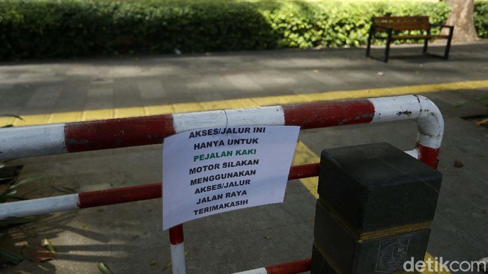 Tak Ada Parkir Liar, Kolong JLNT Casablanca Terlihat Rapi Kolong Jalan Layan Non Tol (JLNT) Casablanca, Jakarta, kerap dijadikan area parkir liar. Kini akses untuk pemotor naik ke trotoar telah ditutup dan membuat kawasan itu rapi.